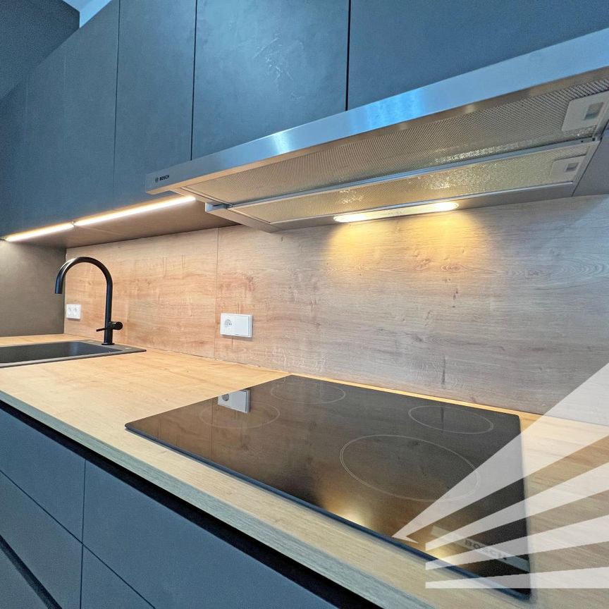 Altbauflair trifft moderne Ausstattung! Erstbezug nach Generalsanierung! - Photo 1