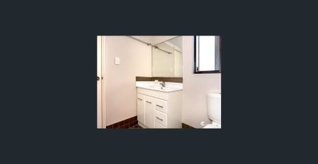 FURNISHED BRAND NEW LARGE ROOM included general cleaning and Internet - Close to Curtin Uni - Ideal for student and FIFO - Photo 4