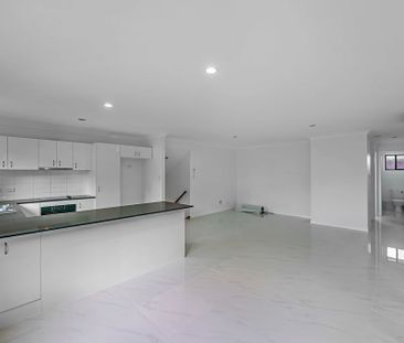 Dream Home Awaits: Freshly Painted & Brand New Carpet and Porcelain... - Photo 6