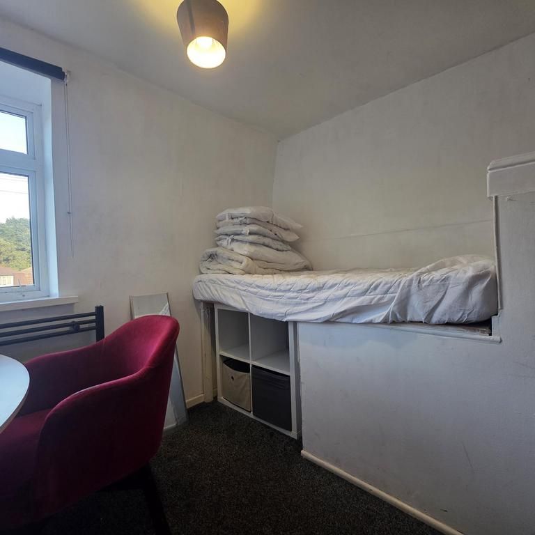 1 bedroom in a house share to rent - Photo 1