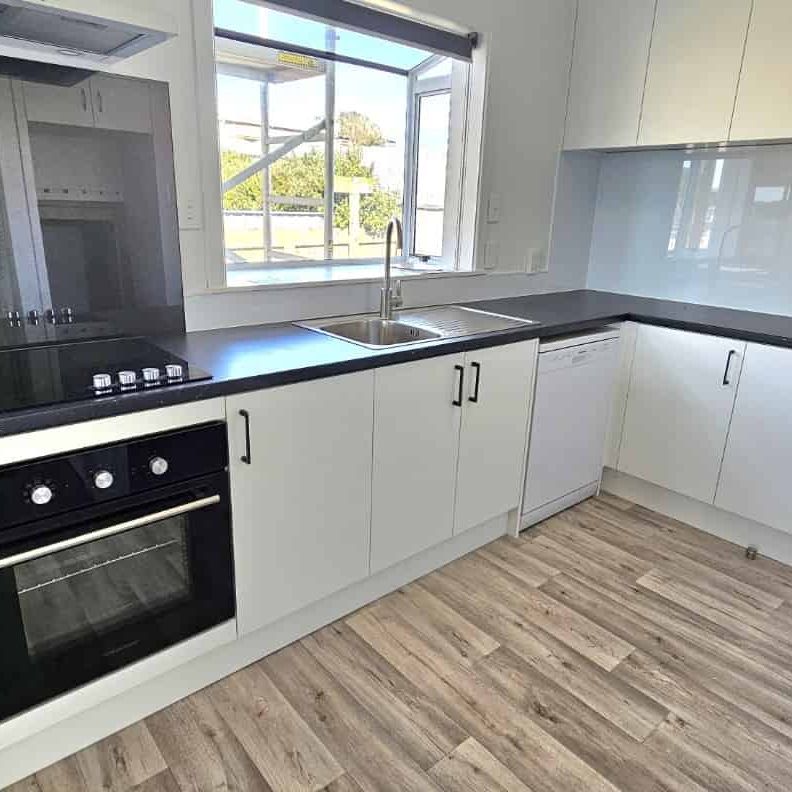 Spotswood - 4 Bedrooms - Photo 1