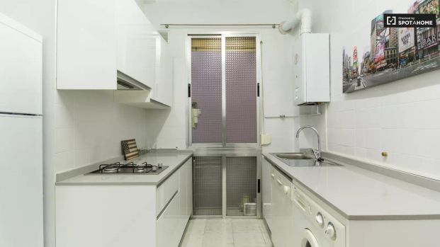 Room in a shared 5-bedroom apartment for rent in Universidad, bills included. - Photo 1