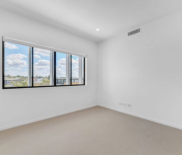 Top Floor, Two Bedroom Modern Apartment - Photo 6