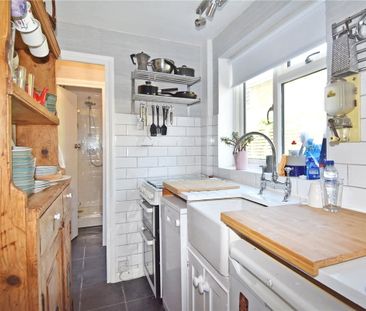 Charming 2 bedroom semi detached cottage with secluded rear garden ... - Photo 2