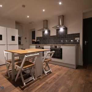 OX Living is proud to present this high-quality 6-bedroom co-living property, perfect for working professionals looking for stylish, stress-free living. Room 6 - Photo 2