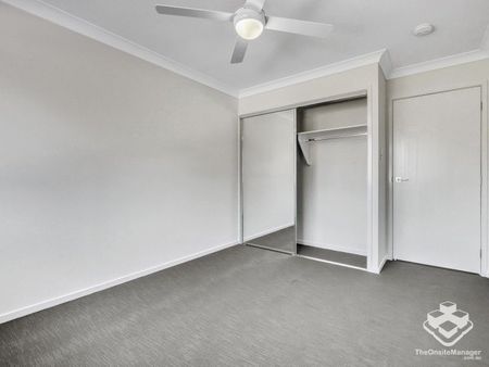 FOUR BEDROOM 2 BATHROOM TOWNHOUSE WITH SINGLE LOCK UP GARAGE & COVERED CARPORT - Photo 4