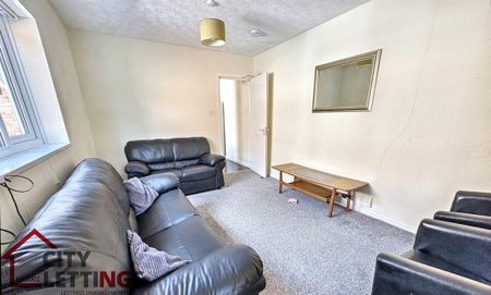 5 Bedroom Semi-Detached House - Photo 2