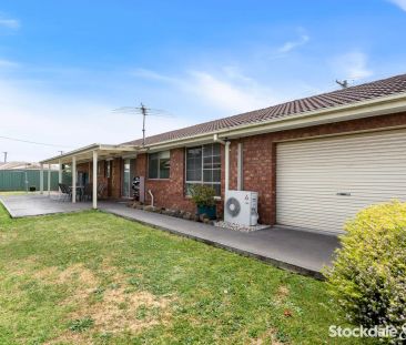 “Neat & Comfortable Family Home in a Great Craigieburn Location!” - Photo 1
