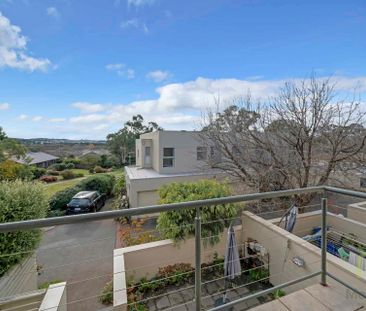 Spacious and Light-Filled Townhouse - Photo 4