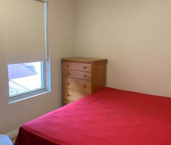 Downtown Toronto, College/Bathurst room+shared Bathroom 900/Month - Photo 3