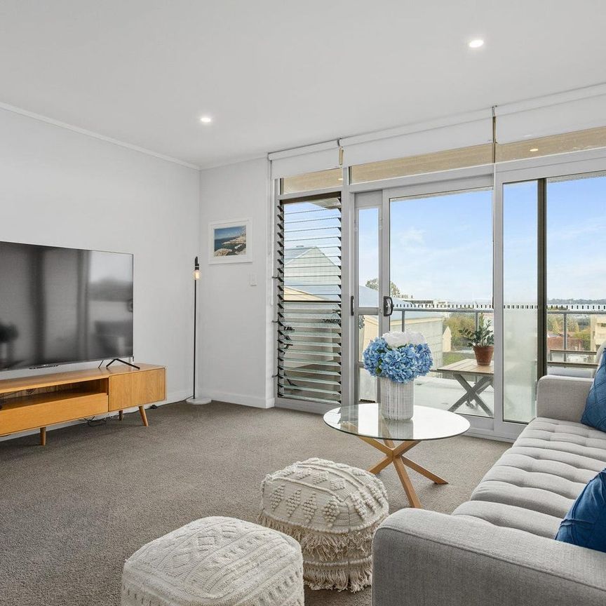 Stylish Living in the Heart of Como - Photo 1