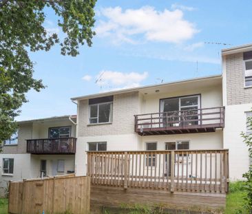 Spacious Townhouse with Bonus Rumpus Room & Multiple Outdoor Areas - Photo 3
