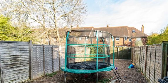 3 bed House - Terraced To Let - Photo 2