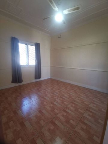 quiet street house with 2 bedrooms + 1 study room, 2 toilets, 1 bathroom, 1 shower room - Photo 4