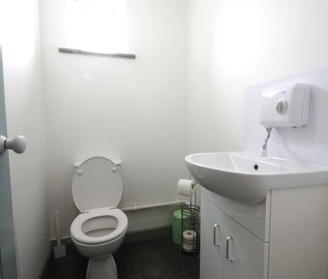 2 Bedroom Flat / Apartment to let - Photo 4