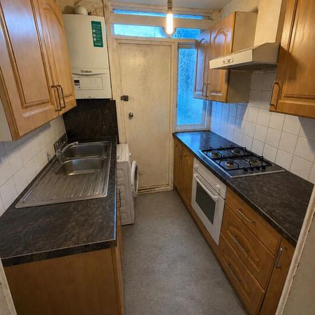 1 bedroom in a house share to rent - Photo 4