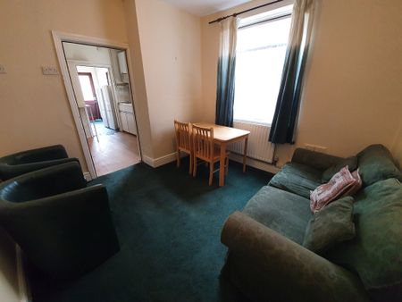 5 Bed Student Accommodation - Photo 3