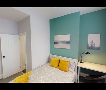 5 Bed Semi-Detached House, Strawberry Road, M6 - Photo 2