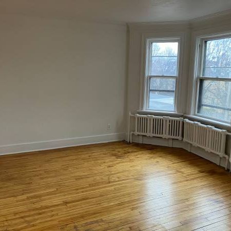 1 Bedroom Sandy Hill Apartment for Rent (255 Daly Ave) - Photo 1