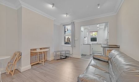 Convenient 4-Bed Ensuite Student House - Photo 2