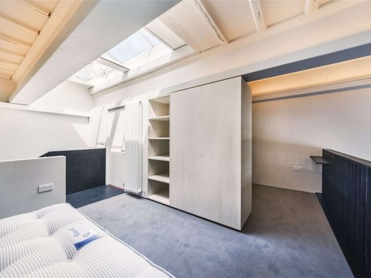 A spectacular one bedroom apartment in this exclusive converted commercial premises - Photo 1