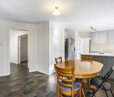 Mount Clear 4BR family home, close to Fed Uni, buses, schools, medi... - Photo 6