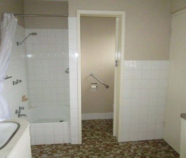 COMPACT 2 BEDROOM UNIT CLOSE TO BOWLS/TENNIS/SWIMMING POOL - Photo 6