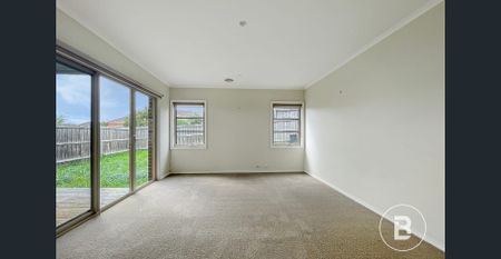 QUALITY THREE BEDROOM HOME WITH THREE LIVING! - Photo 2