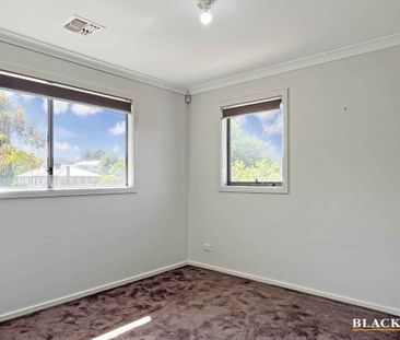 Spacious & Stylish Townhouse Living in Prime Queanbeyan East Location - Photo 5