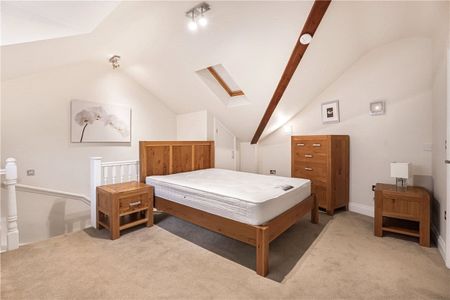 A well presented duplex apartment located within a gated development on a sought after North Oxford street. - Photo 4