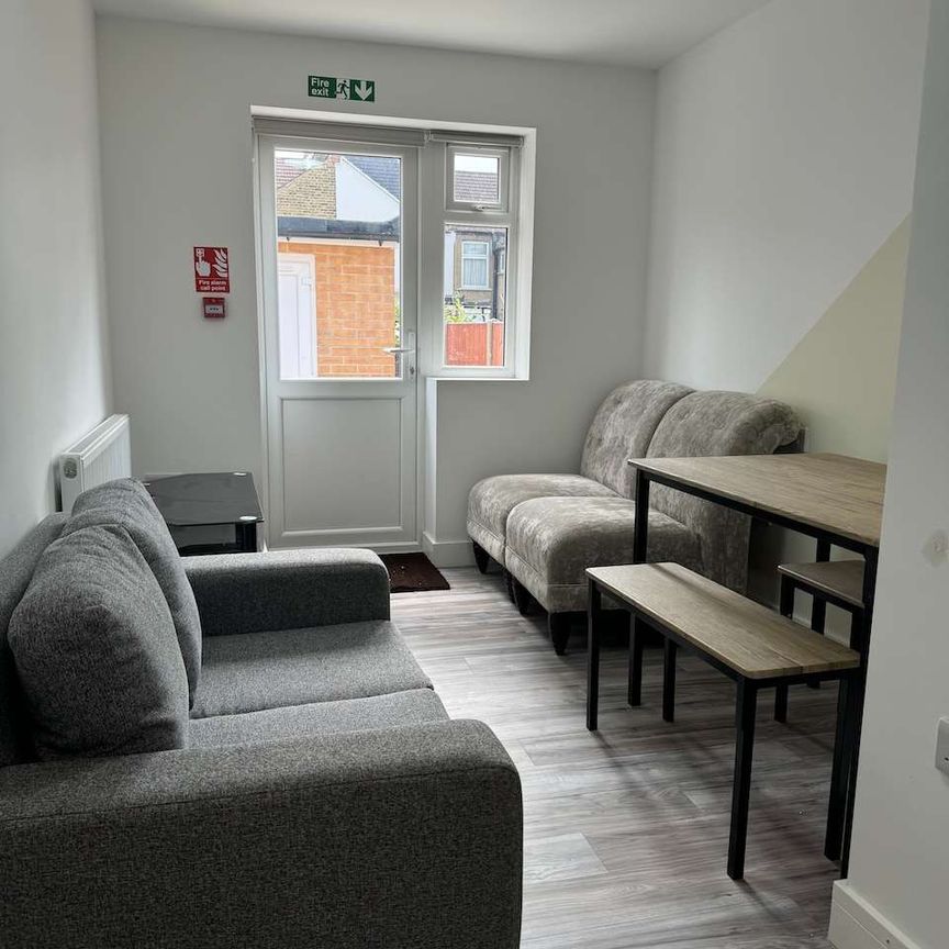 Stunning Rooms with Private En-Suites – Just 10 Minutes walk from Watford General Hospital! Room 3 - Photo 1