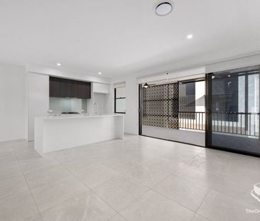 Large Townhouse for Rent - Photo 2