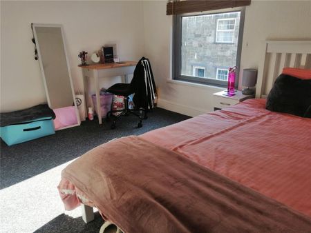 4 bedroom end of terrace house to rent - Photo 3