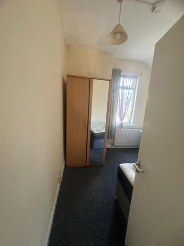 4 bedroom semi-detached house to rent - Photo 4