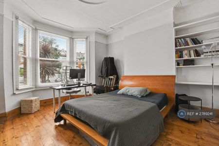 1 bedroom in a flat share to rent - Photo 3