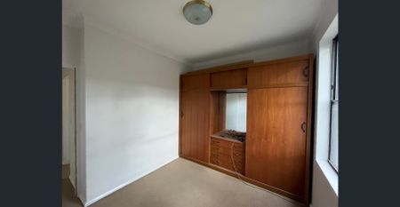 LIGHT-FILLED AND SPACIOUS 2-BEDROOM APARTMENT - Photo 2
