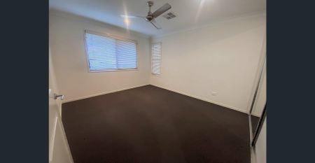 SPACIOUS TOWNHOUSE IN A QUIET STREET - Photo 2