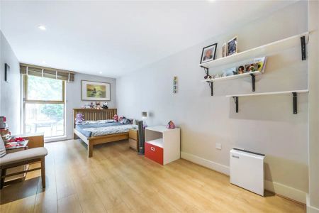 2 bedroom flat in 5 Crews Street - Photo 2