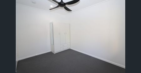 Refreshed unit within minutes to the Broadwater! - Photo 3
