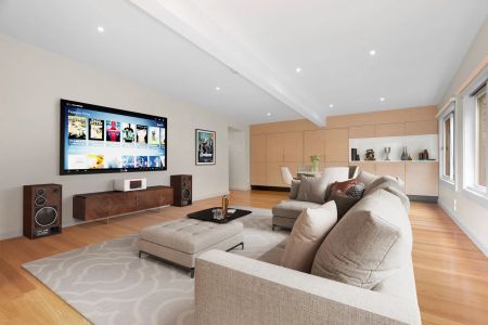 Beautifully renovated family haven with lush gardens - Photo 3