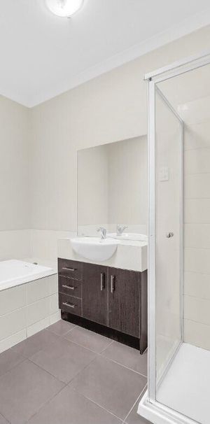 Tarneit - Photo 1