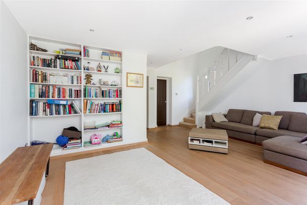 Greencroft Gardens, South Hampstead, London - Photo 1