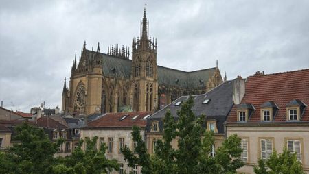 METZ HYPER CENTRE - F3 EN DUPLEX MEUBLE - Photo 2