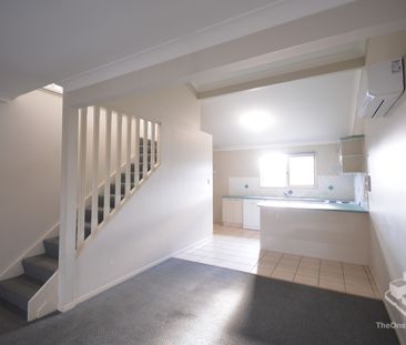 Spacious Two-Bedroom Townhouse with Air Conditioning & Double Parking - Photo 3