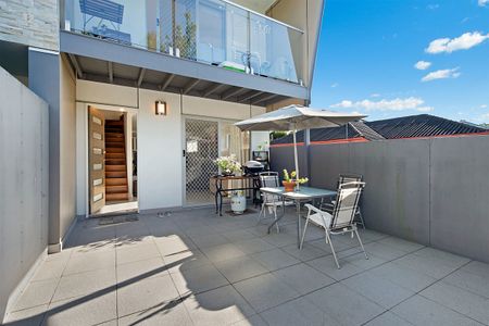 Smart, Stylish & Superbly Located - Photo 3