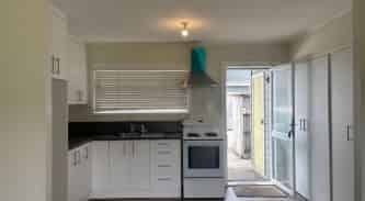 Tidy 2 bedroom unit - Photo 3