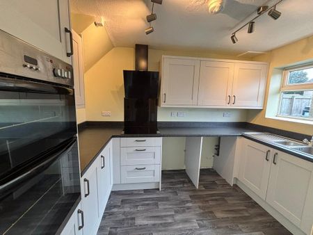3 bedroom semi-detached house to rent - Photo 2