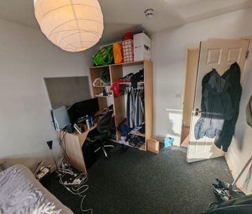 1 bedroom in a flat share to rent - Photo 3