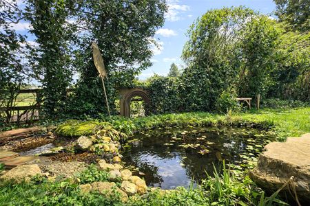 Pretty brick and flint end of terrace cottage in a secluded part of Hampshire yet easy commuting distance to Winchester and Petersfield. - Photo 2