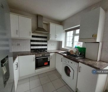 2 bedroom end of terrace house to rent - Photo 2